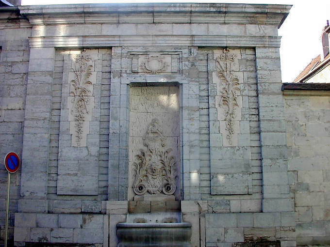 Fontaine de Besançon, statue rue Mégevand - France