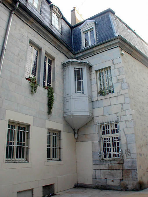 Avancée en angle intérieur, Besançon, rue Pasteur - France