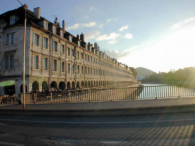 Besançon, Quai Vauban vu du Pont Battant - France
