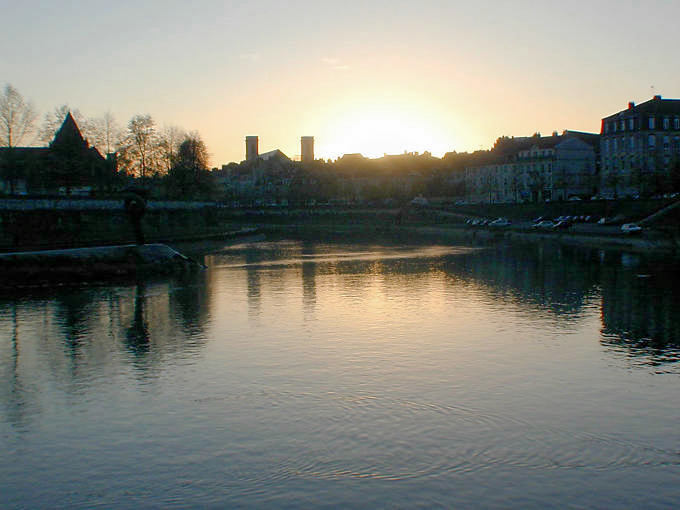 Besançon, le Doubs au soleil couchant - France