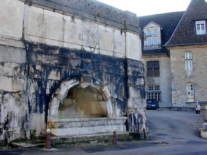 Besançon, fontaine des eaux d'Arcier, rue du Palais - France