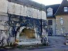 Besançon, fontaine des eaux d'Arcier, rue du Palais, France.