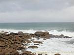 Vague sur rochers bretons, Bretagne, France.