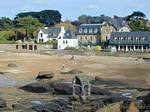 L'oratoire de Saint-Guirec à marée basse dans l'anse, Bretagne, France.