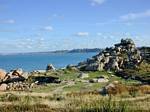 Louannec au loin, vue depuis le Sentier des Douaniers Bretagne, France.