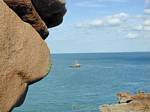 Bateau de pêche vu depuis le sentier des Douaniers, Bretagne, France.