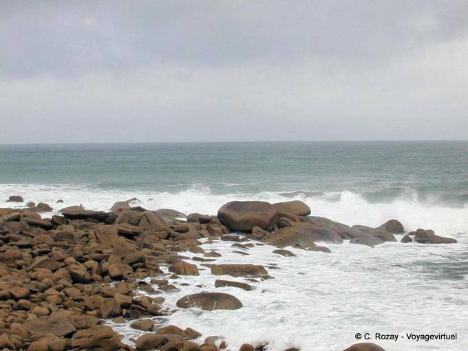 Vague sur rochers bretons, Bretagne - France