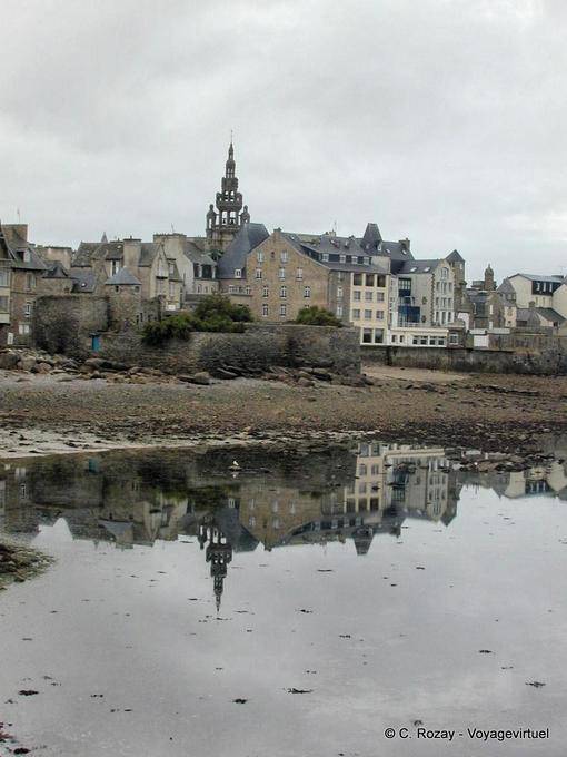 Reflet du clocher de l'église Notre-Dame de Croaz Batz, Roscoff, Bretagne - France