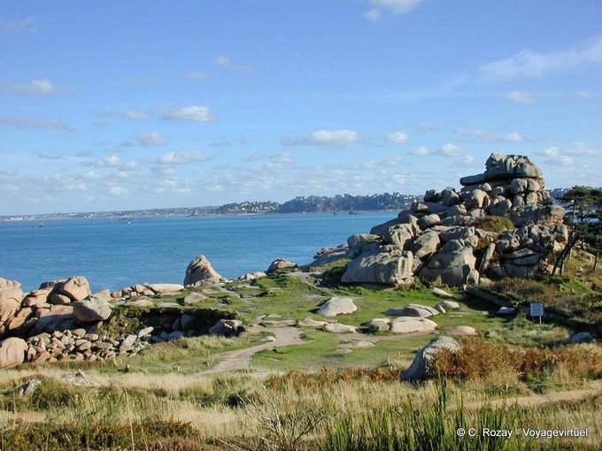 Louannec au loin, vue depuis le Sentier des Douaniers Bretagne - France