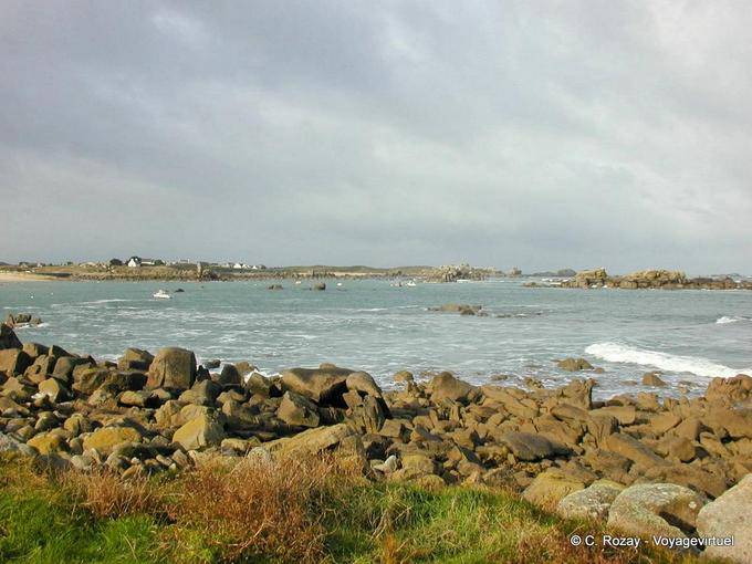 Chaos de rochers vers la côte de granit rose, Bretagne - France
