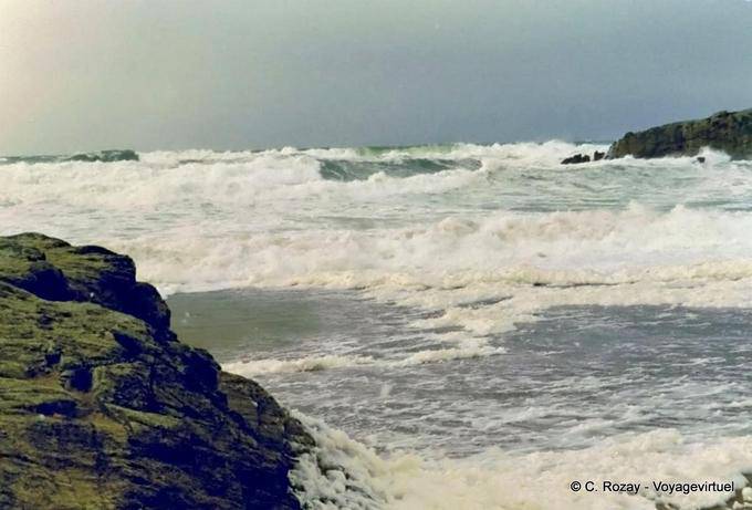 Rouleaux sur la plage et océan déchainé, Quiberon, Bretagne - France