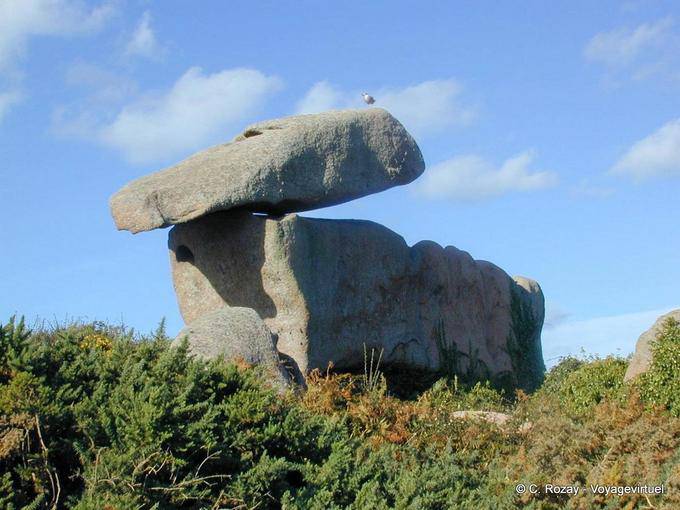 Autre vue sur la bouteille renversée, Sentier des Douaniers, Ploumanach, Bretagne - France