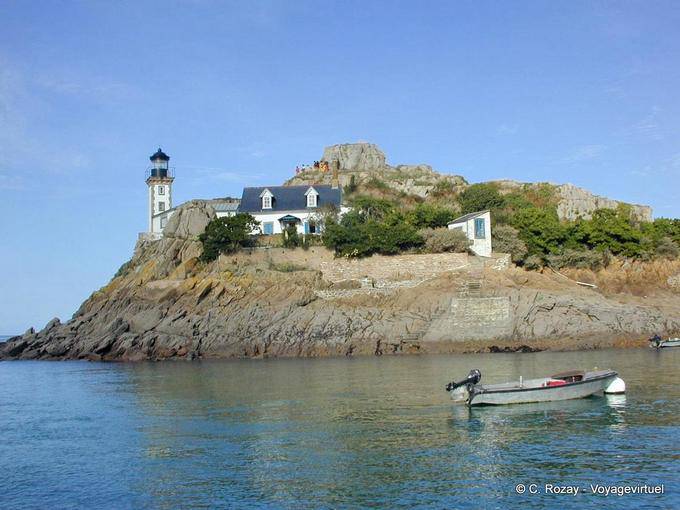 Phare et maison sur l'île Louët vers Caramec, Bretagne - France