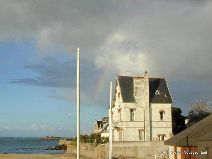 Arc-en-ciel sur une maison bretonne, Bénodet, Bretagne - France
