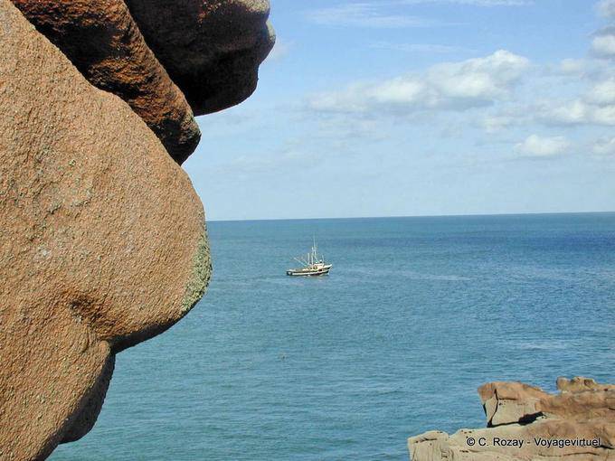 Bateau de pêche vu depuis le sentier des Douaniers, Bretagne - France