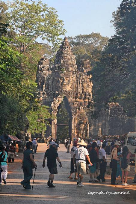 Porte sud d'Angkor Thom vue de l'extérieur de la cité, Angkor, Cambodge
