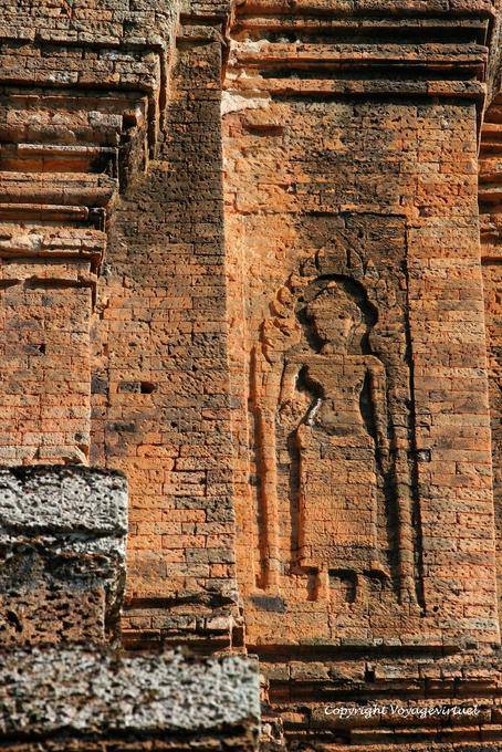 Devata de briques sur temple proche du Baksei Chamkrong, Angkor, Cambodge