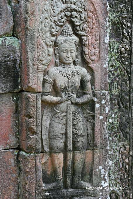 Devatâ sculptée sur un mur extérieur, Banteay Kdei, Angkor, Cambodge