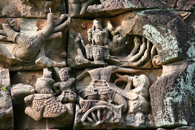 Gros plan sur les sculptures du fronton, Banteay Samré, Angkor, Cambodge