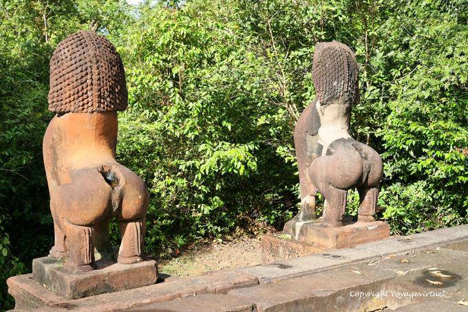 Lions sculptés, vue de derrière, Banteay Samre, Angkor, Cambodge