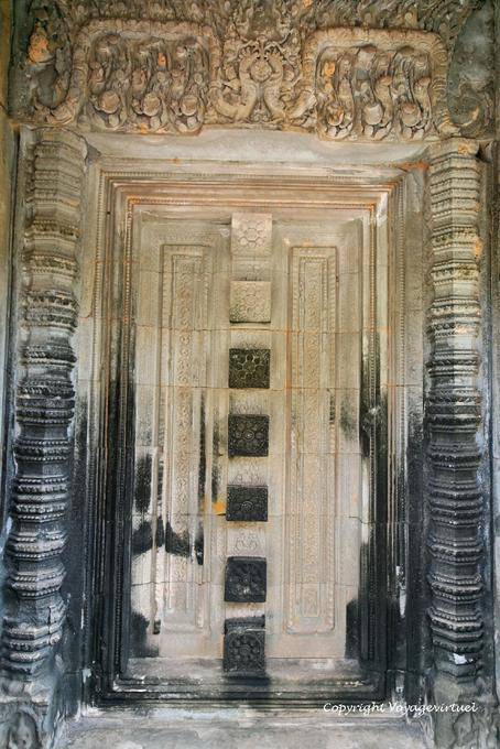 Fausse porte à colonnade et fronton aux nagas, Banteay Samré, Angkor, Cambodge