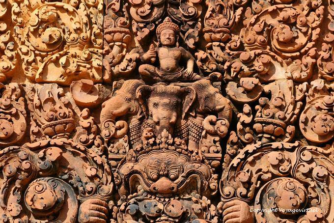 Approche des détails du bas-relief, Banteay Srei, Angkor, Cambodge