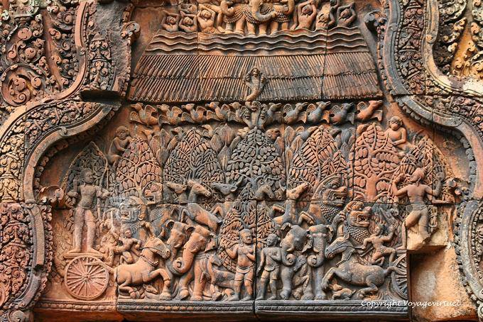 Bas du fronton, la pluie sur la forêt Khândava, Banteay Srei, Angkor, Cambodge