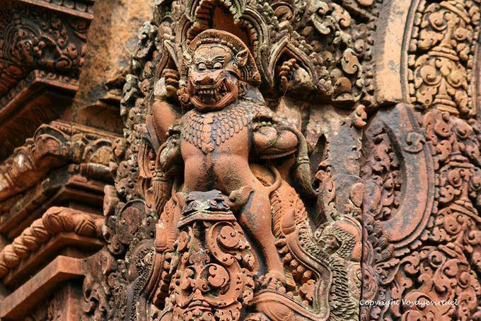 Emergeant de la gueule de makaras, Simha lion, Banteay Srei, Angkor, Cambodge
