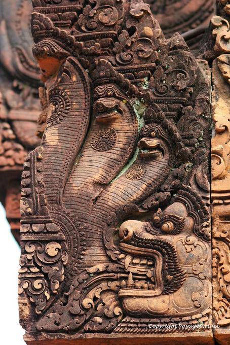 Les trois nagas dans la gueule du kala, Banteay Srei, Angkor, Cambodge