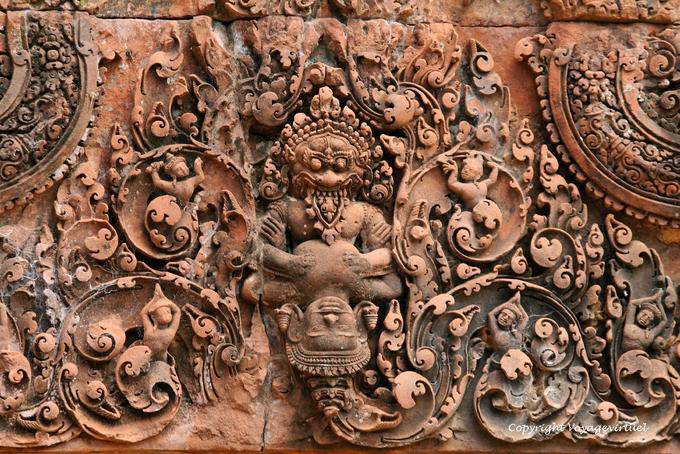 Vishnou déchire la poitrine du roi des Asura, Banteay Srei, Angkor, Cambodge