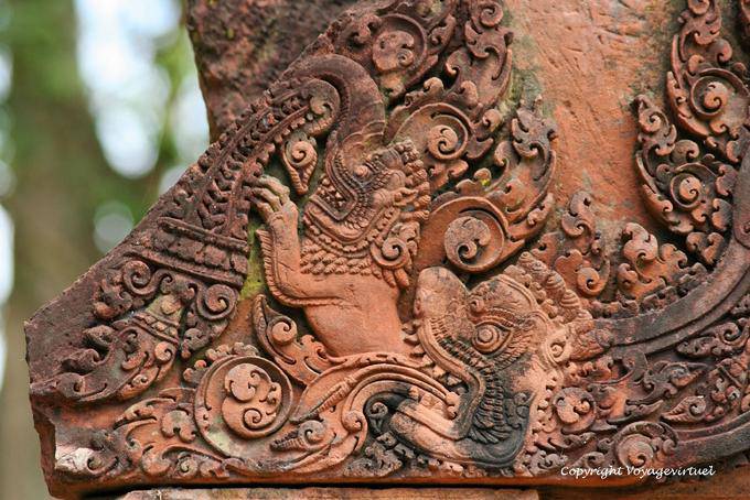 Kâla ou kirtimukha dévorant un lion, bas-relief, Banteay Srei, Angkor, Cambodge