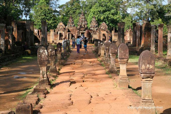 Chaussée bordée de bornes phalliques, Banteay Srei, Angkor, Cambodge