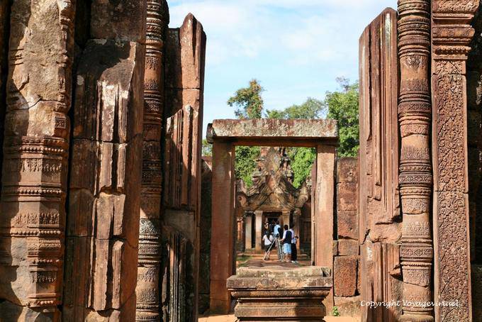 Yoni féminin entre colonnes et devant linteau, Banteay Srei, Angkor, Cambodge