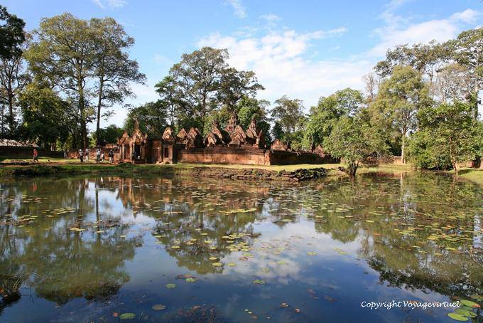 Banteay Srei, vue générale de la 2e enceinte depuis les douves, Angkor, Cambodge
