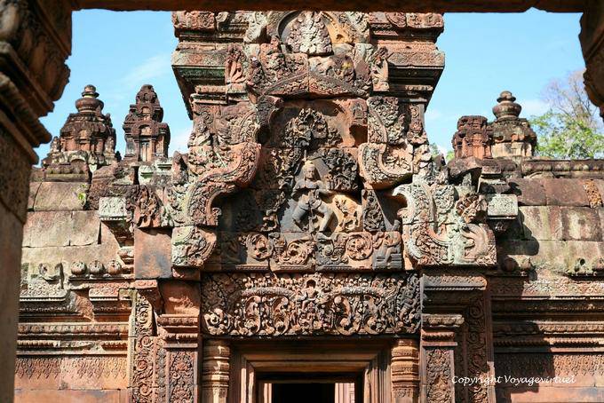 Shiva dansant la danse cosmique Tandava, fronton de Banteay Srei, Angkor, Cambodge