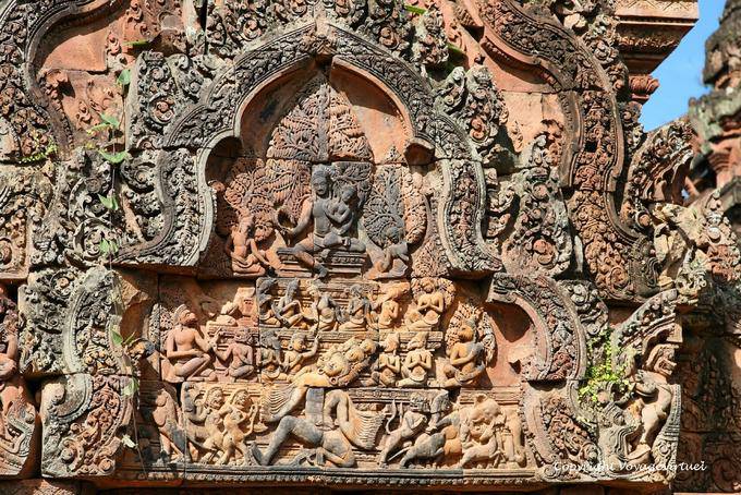 Fronton est de la bibliothèque sud, Banteay Srei, Angkor, Cambodge