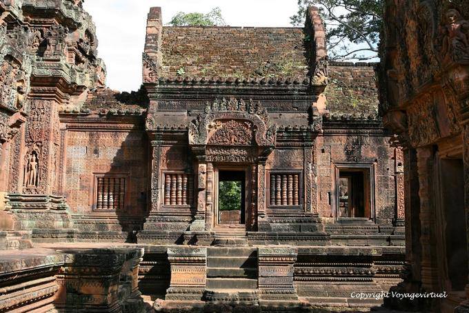 Coté sud-ouest, arrière du sanctuaire principal de Banteay Srei, Angkor, Cambodge