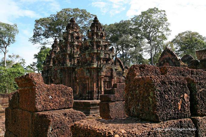 Blocs de grès rose devant le sanctuaire central, Banteay Srei, Angkor, Cambodge