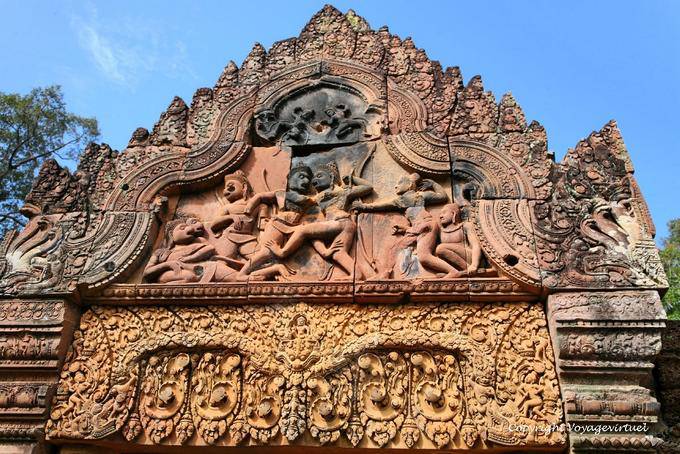 Vue complète de la scène du Ramayana, gopura I, Banteay Srei, Angkor, Cambodge
