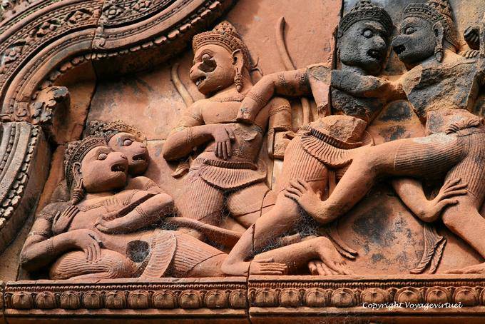 Combat entre Vâlin et Surgrîva, gopura I, Banteay Srei, Angkor, Cambodge