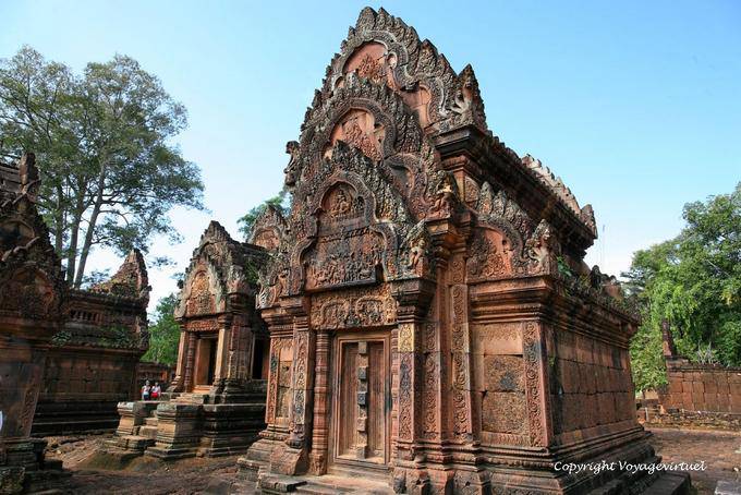 Bibliothèque nord et fronton en scène du Mahabharata, Banteay Srei, Angkor, Cambodge