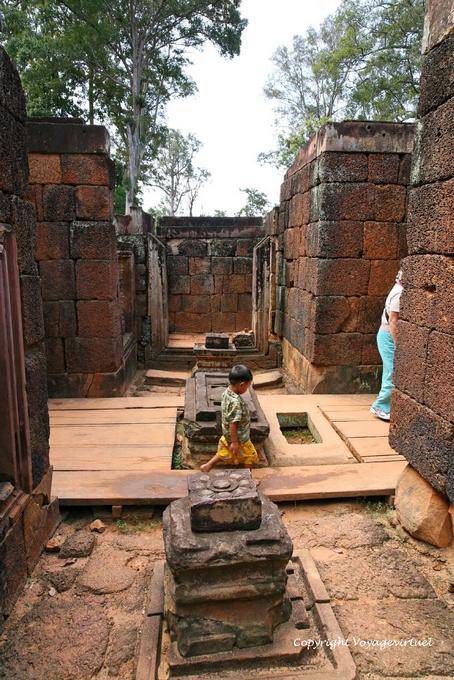 Garçonnet entre linga et yoni, Banteay Srei, Angkor, Cambodge