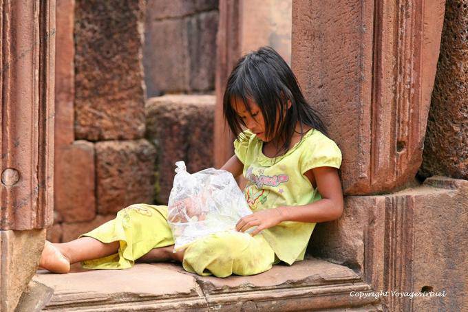 Jeune cambodgienne dans la citadelle des femmes, Banteay Srei, Angkor, Cambodge