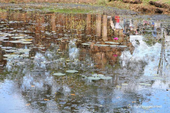 Banteay Srei, reflet dans le bassin séparant le sacré du profane, Angkor, Cambodge