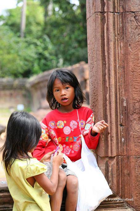 Petites filles cambogiennes sur le site de Banteay Srei, Angkor, Cambodge