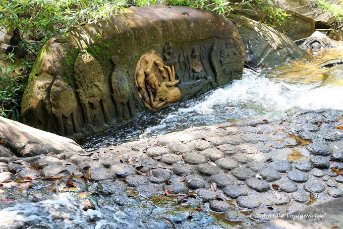 Kbal Spean, Multitude de linga, symbole de Çiva, Angkor, Cambodge