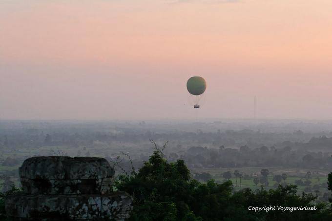 Montgolfière dans le ciel Phnom Bakheng, Angkor, Cambodge