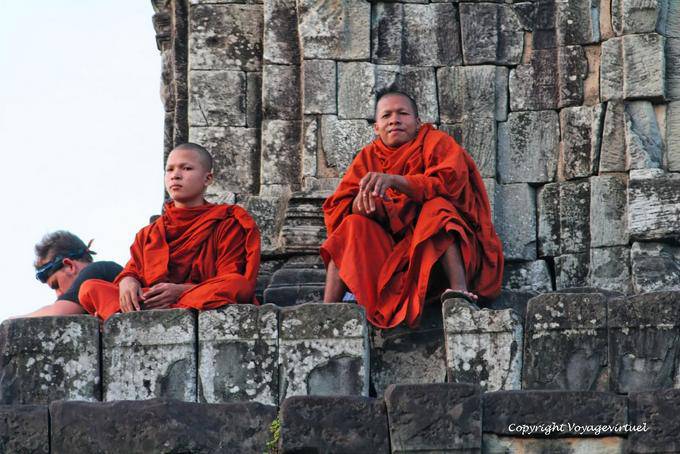 Les hommes en rouge Phnom Bakheng, Angkor, Cambodge