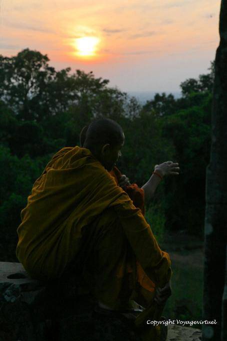 Monks and sunset Phnom Bakheng, Angkor, Cambodge