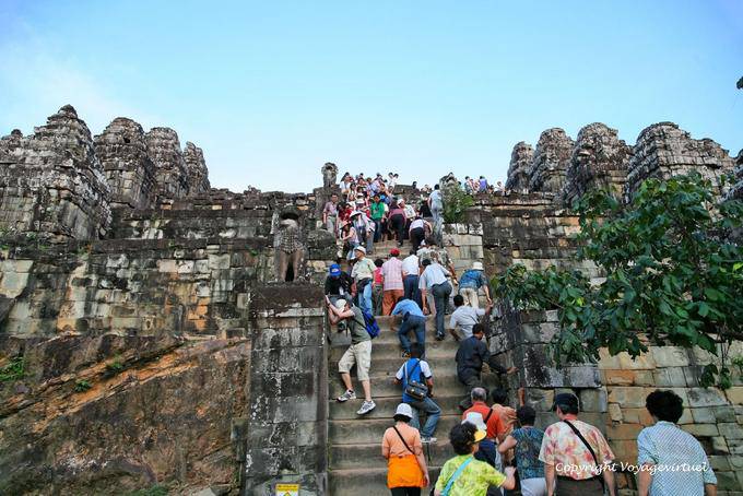 Touristes sur les escaliers de Phnom Bakheng, Angkor, Cambodge